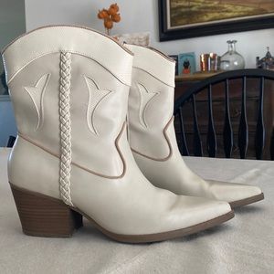 Shana Boots - Universal Thread
